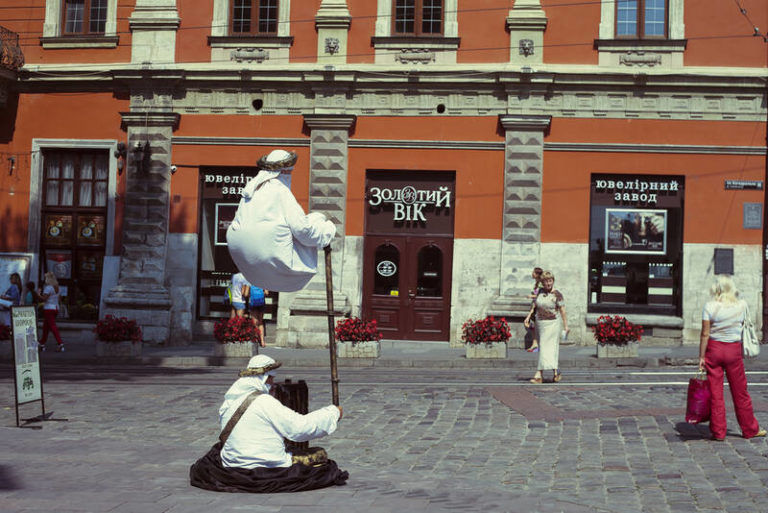 How Do Magicians Sit Without a Chair? To Ergonomics