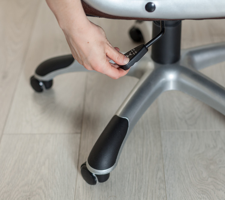 Adjust a white office Chair Height